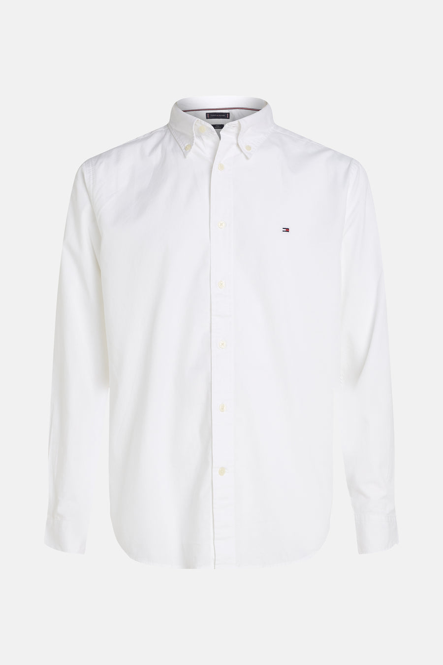 Chemise blanche à manches longues de Tommy Hilfiger avec logo discret sur la poitrine.