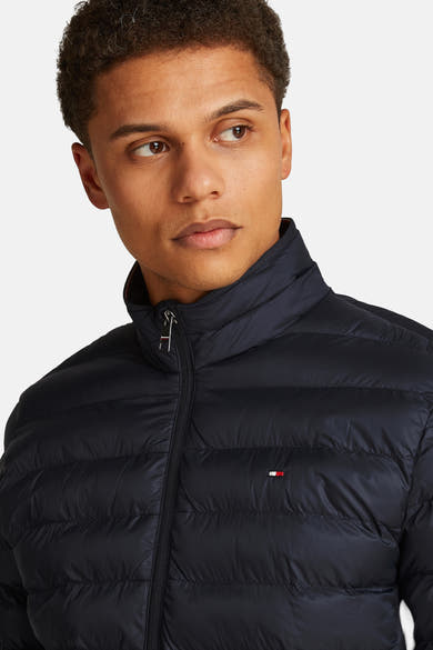 Veste courte matelassée bleu marine de TOMMY HILFIGER avec fermeture éclair et petit logo drapeau.