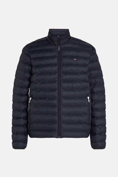 Veste courte bleu marine de TOMMY HILFIGER, doudoune matelassée à col montant avec bande tricolore et logo.