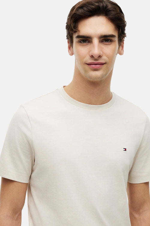 T-shirt écru de TOMMY HILFIGER, uni avec petit logo drapeau iconique sur la poitrine.