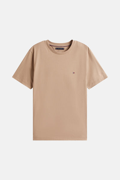 T-shirt beige à manches courtes de TOMMY HILFIGER avec un logo discret sur la poitrine.