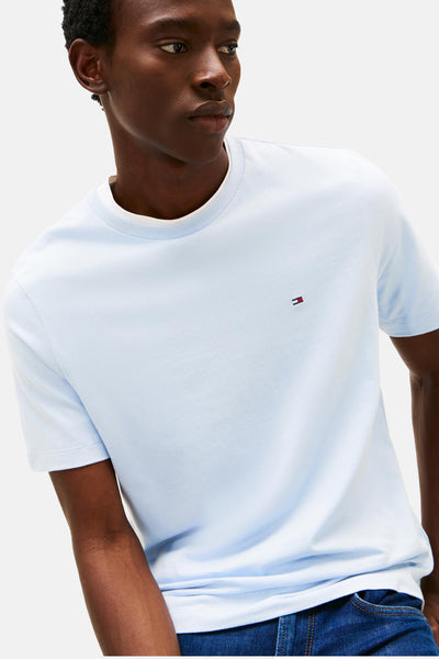 Blauw T-shirt met korte mouwen van TOMMY HILFIGER, gedragen met een donkerblauwe jeans.