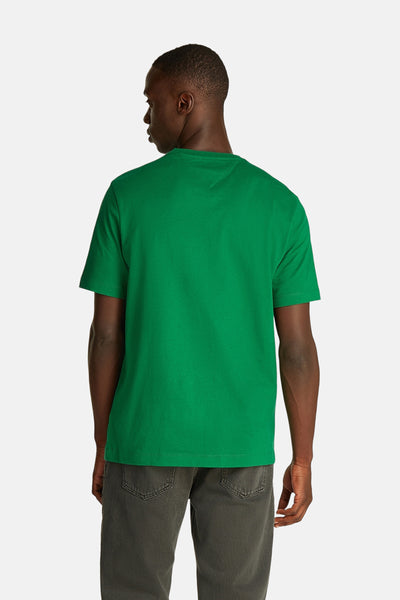 Groen T-shirt met korte mouwen van Tommy Hilfiger, van achteren gezien, gedragen met een grijze broek.