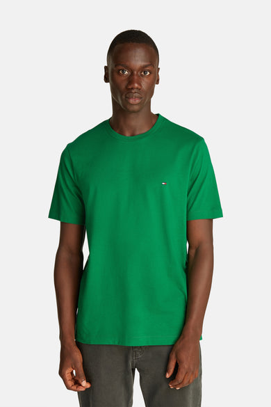 Groen T-shirt met korte mouwen van Tommy Hilfiger gedragen door een man, met een donkergrijze spijkerbroek eronder.