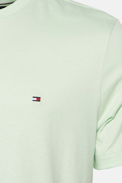 T-shirt vert à manches courtes de Tommy Hilfiger, avec un petit logo drapeau emblématique sur la poitrine.