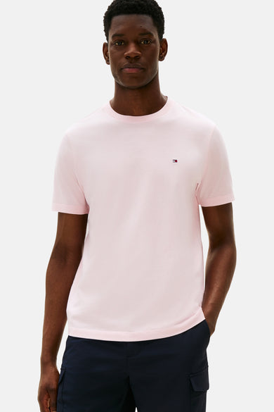 T-shirt rose à manches courtes de TOMMY HILFIGER, porté avec un pantalon bleu marine.