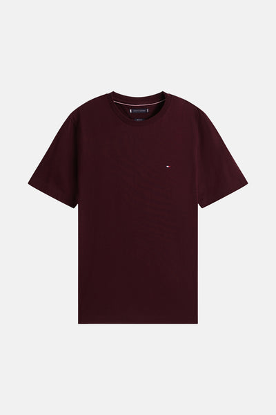T-shirt bordeaux à manches courtes de TOMMY HILFIGER, avec un petit logo brodé sur la poitrine.