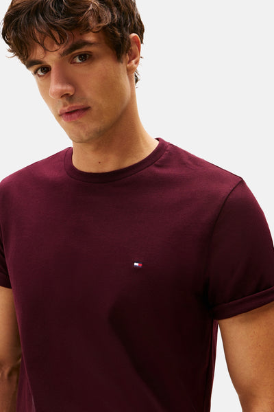T-shirt bordeaux à manches courtes de Tommy Hilfiger, avec logo discret sur la poitrine et ourlets retournés.
