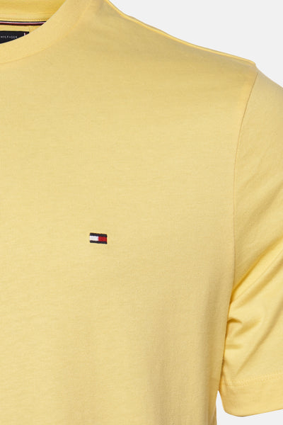 T-shirt jaune à manches courtes de Tommy Hilfiger avec le logo subtil sur la poitrine.