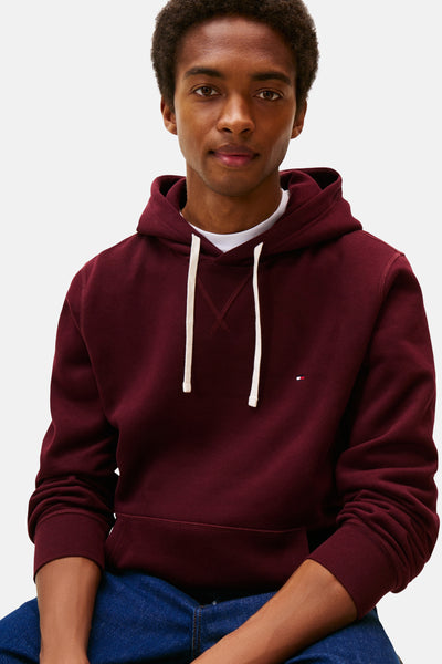 Bordeaux Tommy Hilfiger hoodie met witte trekkoord en zichtbare kangoeroezak.