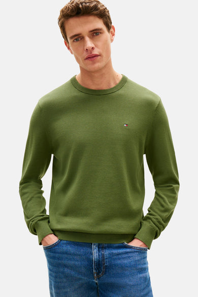 Groene trui met ronde hals van TOMMY HILFIGER, gedragen met een blauwe spijkerbroek en bruine loafers, achtergezicht.