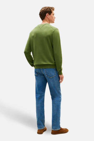 Pull à col rond vert de TOMMY HILFIGER, porté avec un jean bleu et des mocassins marron, vue de dos.