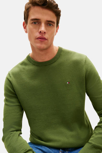 Pull à col rond vert de TOMMY HILFIGER, en maille, avec le logo drapeau brodé sur la poitrine.