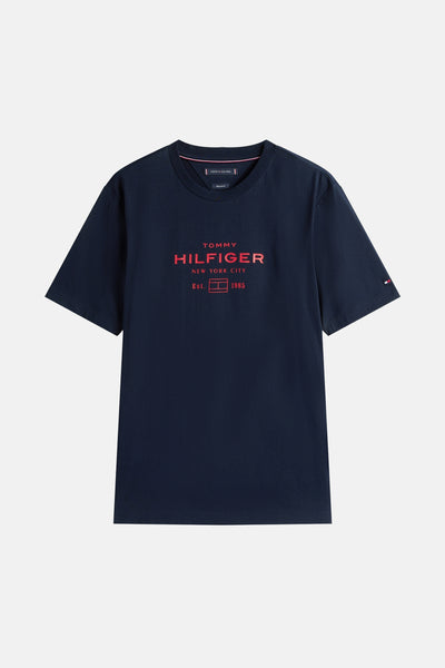 Marineblauwe T-shirt met korte mouwen van Tommy Hilfiger met rood logo op de voorkant.