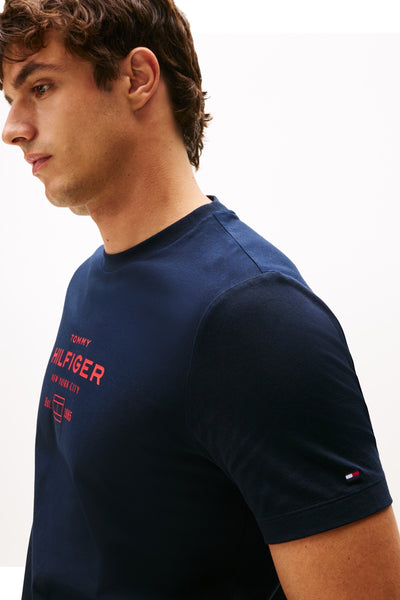 Blauw T-shirt met korte mouwen van TOMMY HILFIGER, met een rode opdruk en een kleine vlag op de mouw.