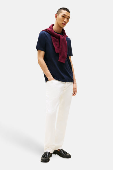 Blauw T-shirt met korte mouwen van TOMMY HILFIGER, gedragen met een bordeauxrode trui geknoopt over de schouders en een witte broek.