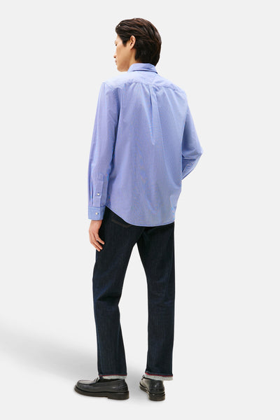 Blauw overhemd met lange mouwen en patroon van TOMMY HILFIGER, gedragen met een donkere spijkerbroek en zwarte loafers.