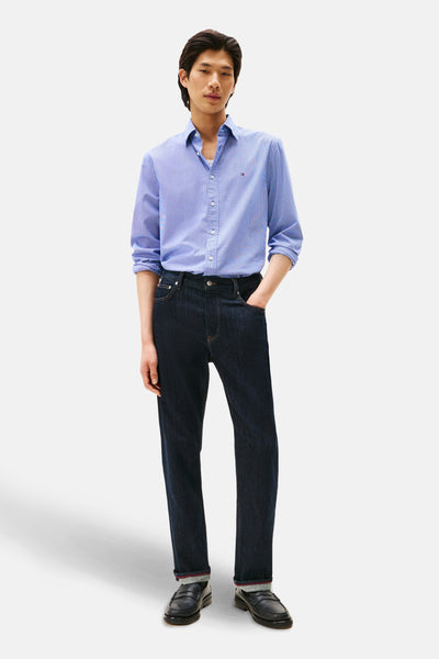 Blauw overhemd met lange mouwen met patroon van TOMMY HILFIGER, gedragen met een donkere spijkerbroek en zwarte loafers.