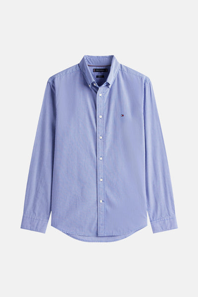 Chemise à manches longues bleue à rayures de TOMMY HILFIGER, avec fermeture boutonnée et logo discret.
