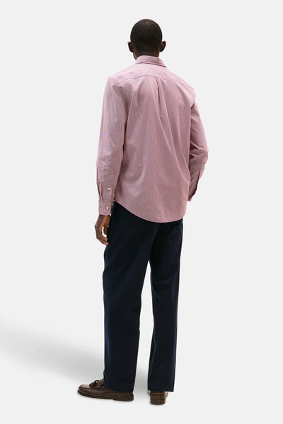 Rood overhemd met lange mouwen van TOMMY HILFIGER, geruit patroon, gedragen met een marineblauwe broek.