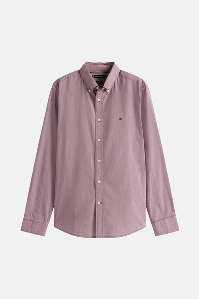Chemise rouge à rayures verticales de Tommy Hilfiger avec boutons blancs et logo discret.