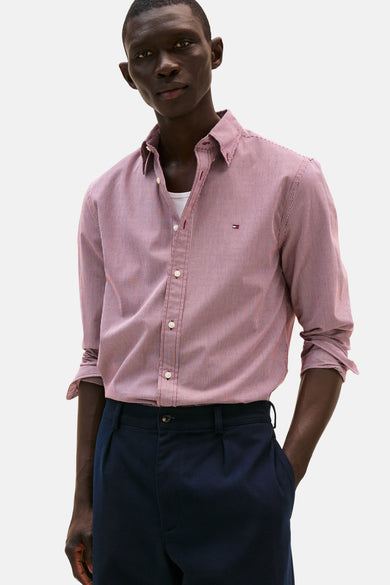 Rood overhemd met lange mouwen van TOMMY HILFIGER, gestreept, gedragen met een marineblauwe broek.
