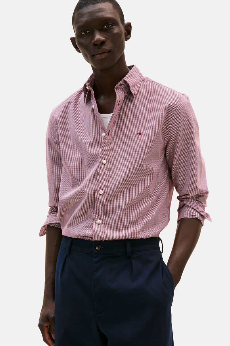 Rood overhemd met lange mouwen van TOMMY HILFIGER, gestreept, gedragen met een marineblauwe broek.