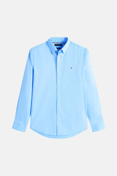 Chemise à manches longues bleue de TOMMY HILFIGER, boutonnée avec logo discret sur la poitrine.