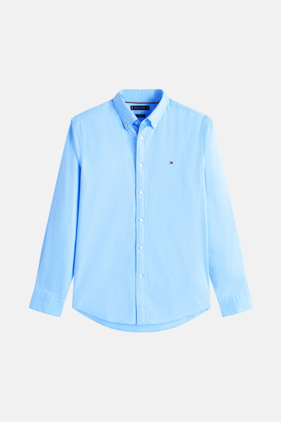 Chemise à manches longues bleue de TOMMY HILFIGER, boutonnée avec logo discret sur la poitrine.
