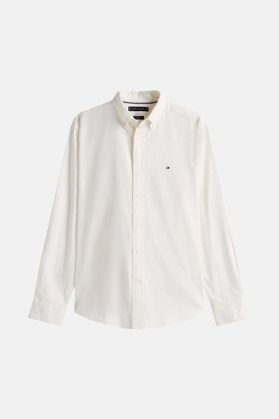 Chemise à manches longues écru de TOMMY HILFIGER, avec logo brodé sur la poitrine et boutons ton sur ton.