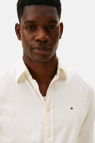 Chemise à manches longues écru de TOMMY HILFIGER, avec logo brodé sur la poitrine.