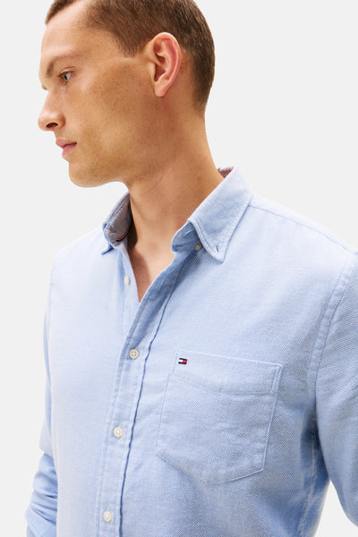 Chemise à manches longues bleue en coton de TOMMY HILFIGER, avec poche poitrine et logo discret.