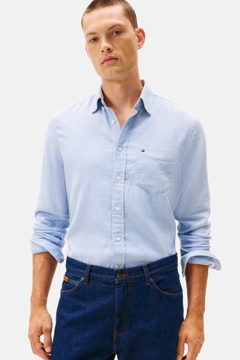 Blauw overhemd met lange mouwen van TOMMY HILFIGER, gedragen met een donkerblauwe jeans.