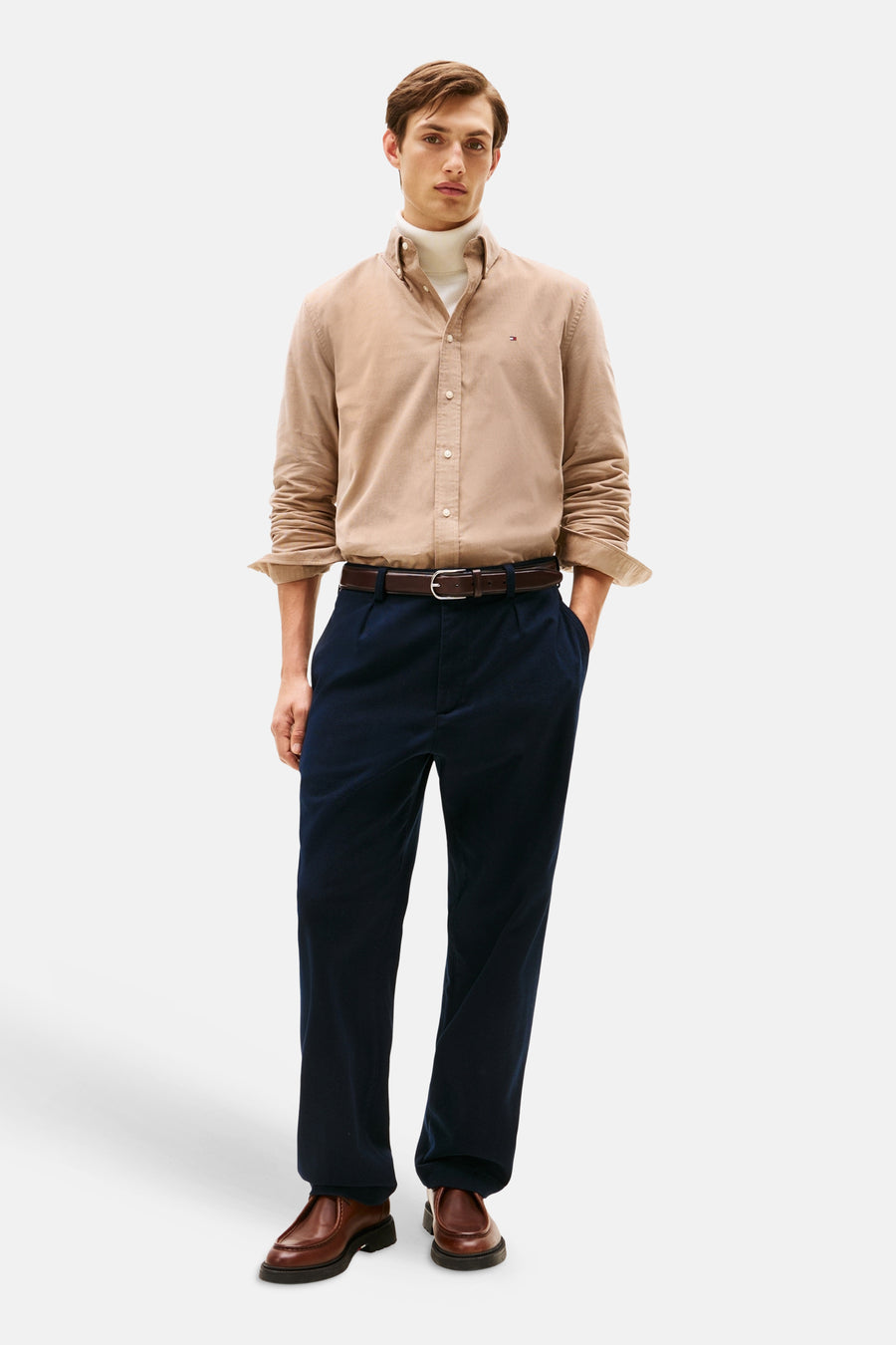 Beige katoenen hemd van TOMMY HILFIGER, gedragen met een marineblauwe broek en bruine schoenen.