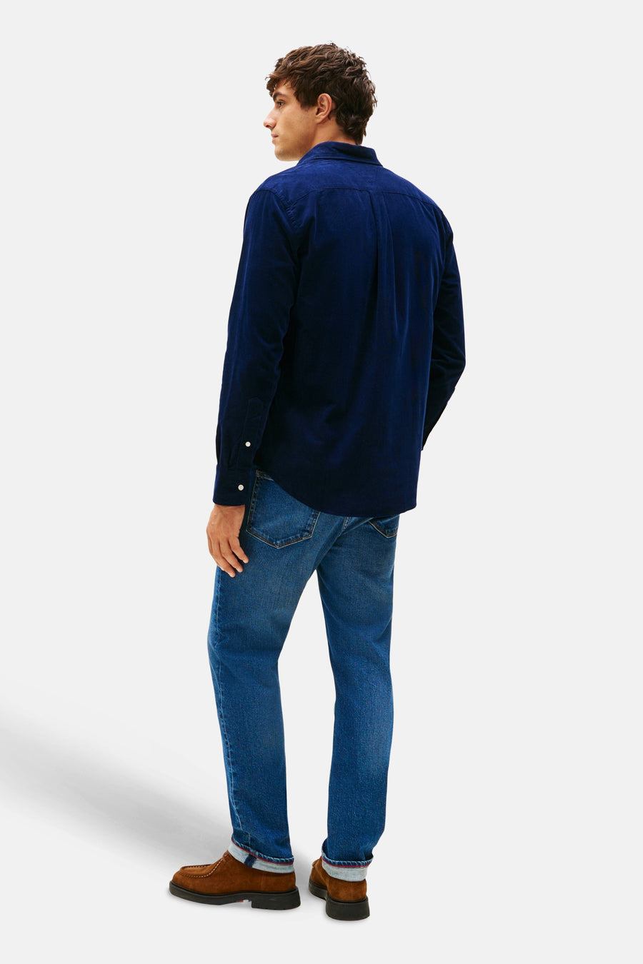 Blauwe corduroy blouse van TOMMY HILFIGER, van achteren gezien, gedragen met een spijkerbroek en bruine schoenen.