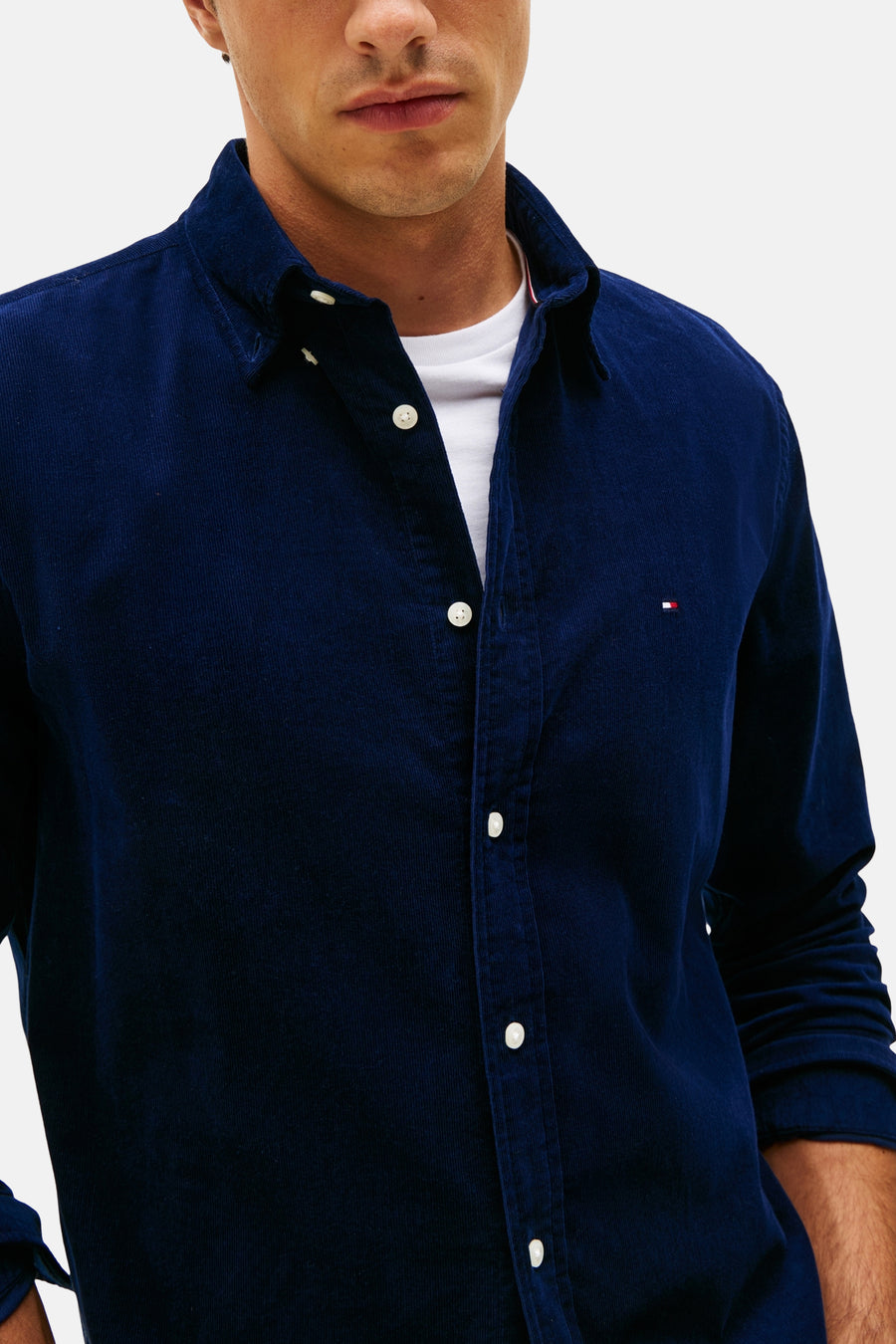 Blauwe Tommy Hilfiger corduroy overhemd met witte knopen en een button-down kraag.