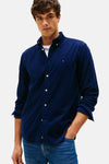 Blauwe corduroy blouse van Tommy Hilfiger, gedragen over een wit T-shirt en een blauwe jeans.