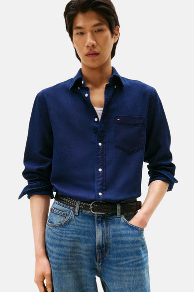 Blauw overhemd met lange mouwen van TOMMY HILFIGER gedragen met een spijkerbroek en zwarte schoenen, van achteren gezien.