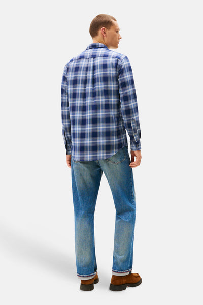 Blauw geruit overhemd met lange mouwen van TOMMY HILFIGER, gedragen met een spijkerbroek en bruine schoenen, van achteren gezien.