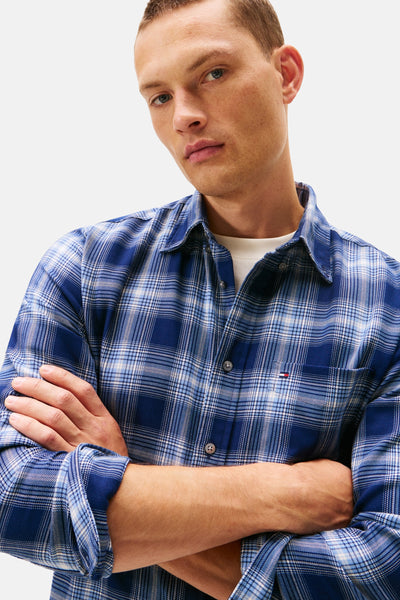 Chemise à manches longues bleue à carreaux de Tommy Hilfiger, avec manches retroussées et logo discret.