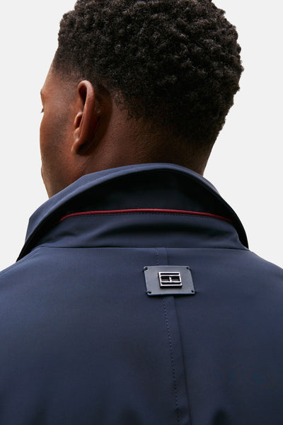 Veste longue bleue de TOMMY HILFIGER avec un logo sur le dos.