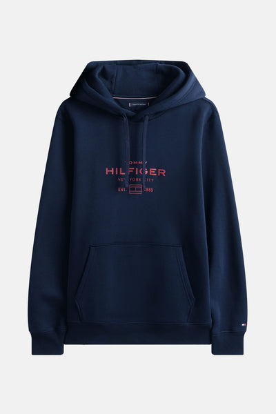 Donkerblauwe hoodie van Tommy Hilfiger met rood logo op de voorkant en kangoeroezak.
