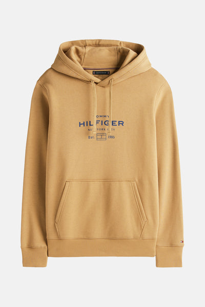 Beige hoodie van Tommy Hilfiger met trekkoord, kangoeroezak en opdruk.