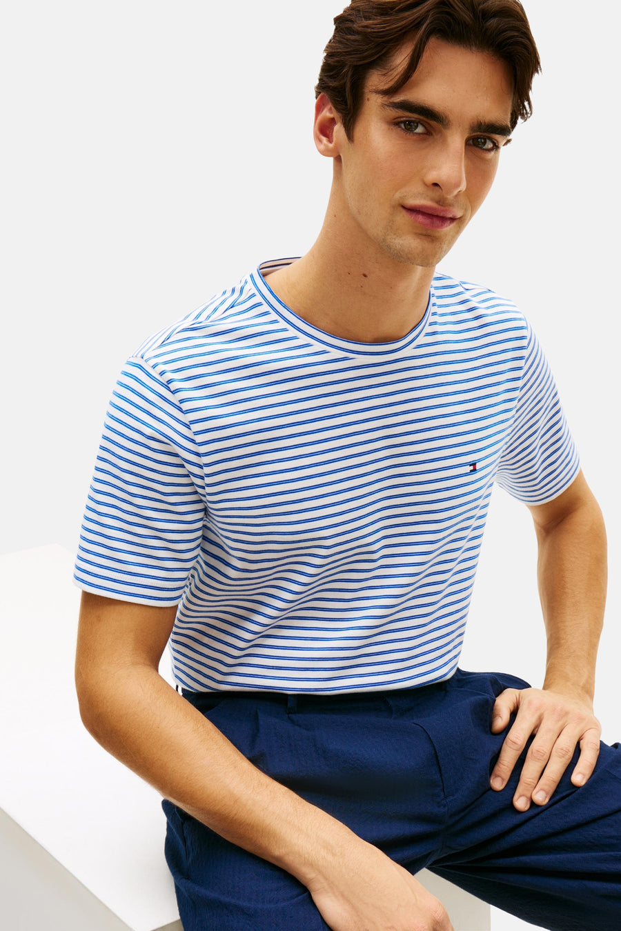 T-shirt à manches courtes bleu à rayures, de Tommy Hilfiger, avec logo discret sur la poitrine.