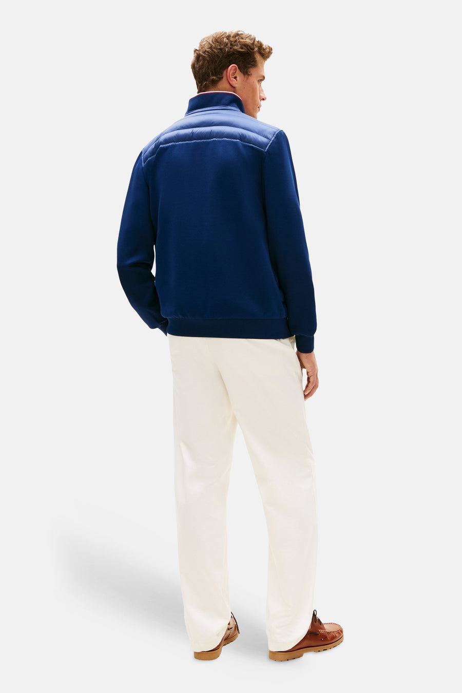 Veste bleu par TOMMY HILFIGER, vue arrière, portée avec un pantalon clair et des chaussures bateau marron.