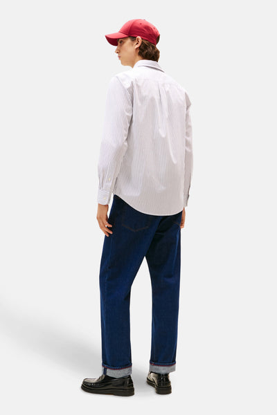 Wit gestreept overhemd met lange mouwen, van TOMMY HILFIGER, gedragen met een spijkerbroek en een rode hoed