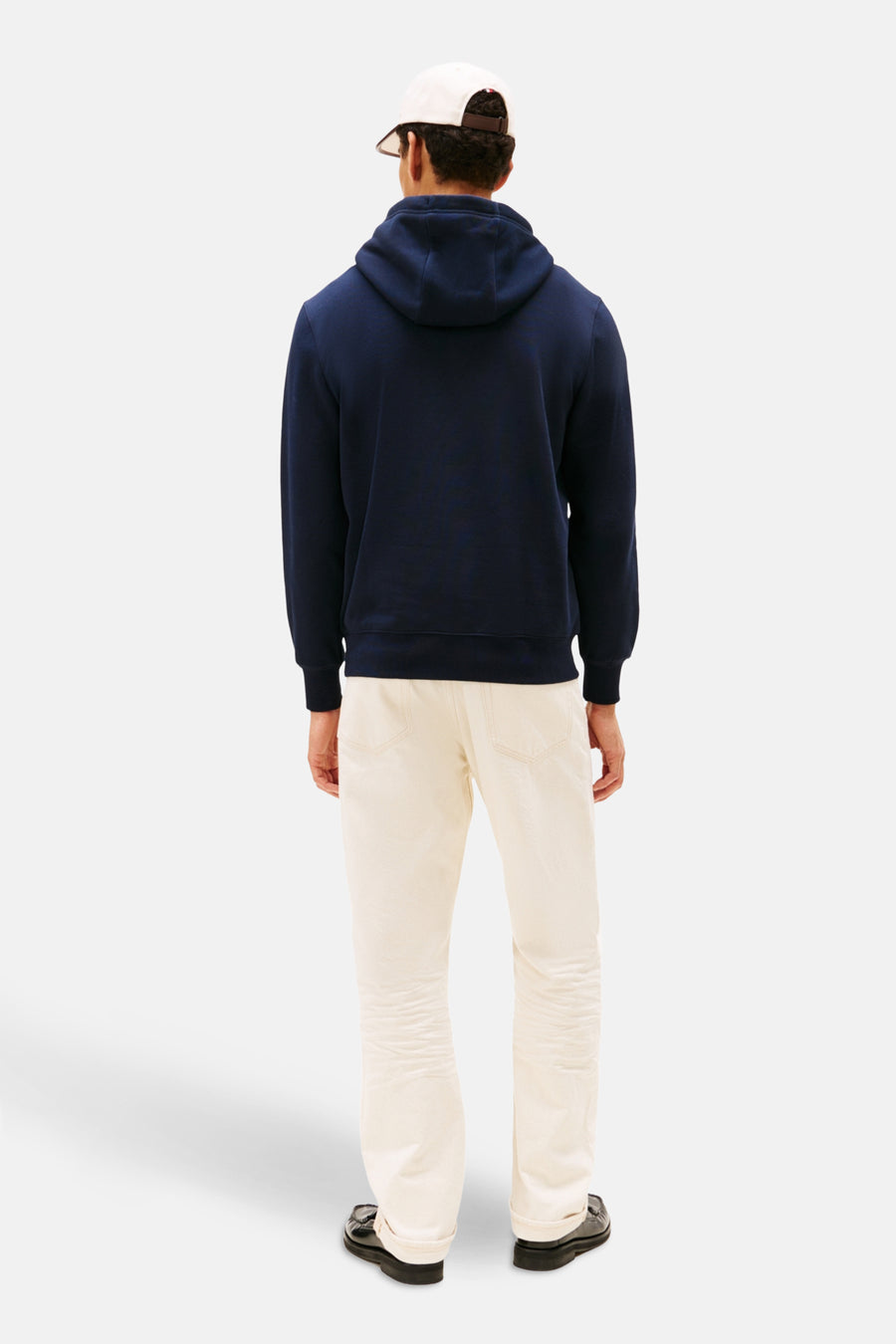 Sweat à capuche bleu de TOMMY HILFIGER, avec un pantalon beige et des mocassins noirs.