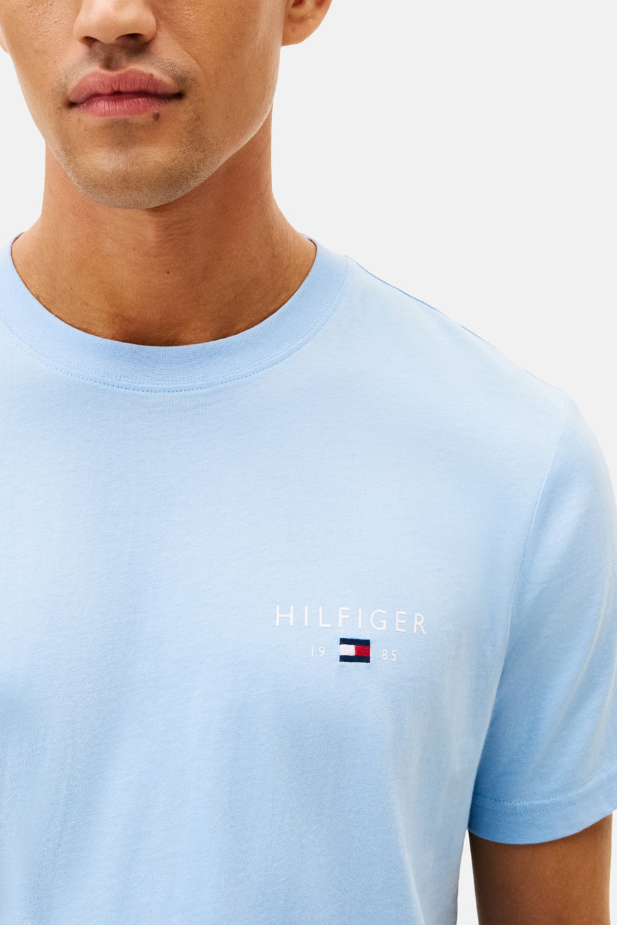 T-shirt bleu à manches courtes de Tommy Hilfiger, avec logo brodé et inscription ton sur ton.