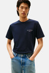 T-shirt bleu à manches courtes de TOMMY HILFIGER, avec logo sur la poitrine, porté avec un jean bleu.
