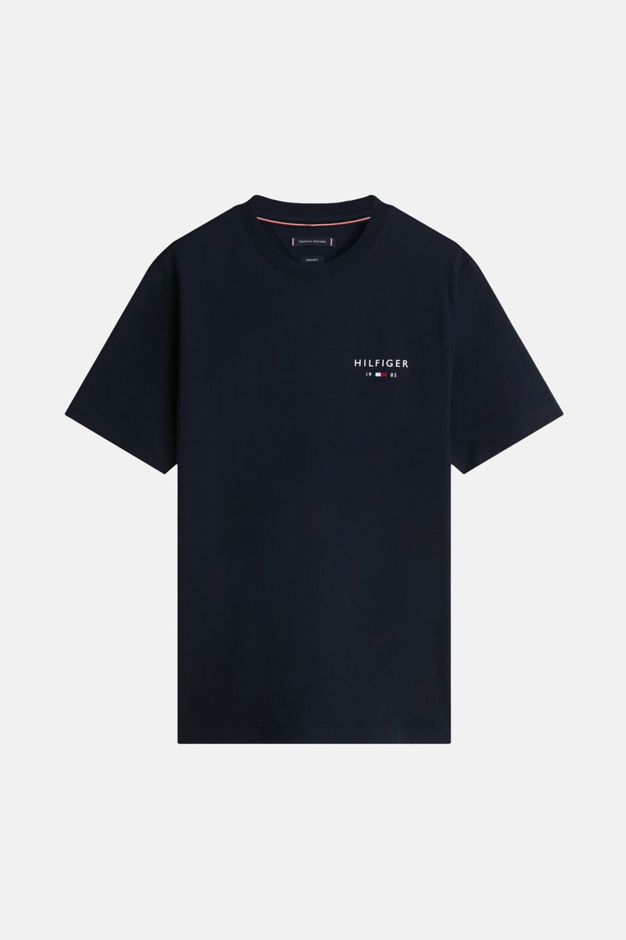 T-shirt à manches courtes bleu marine de Tommy Hilfiger avec logo emblématique sur la poitrine.